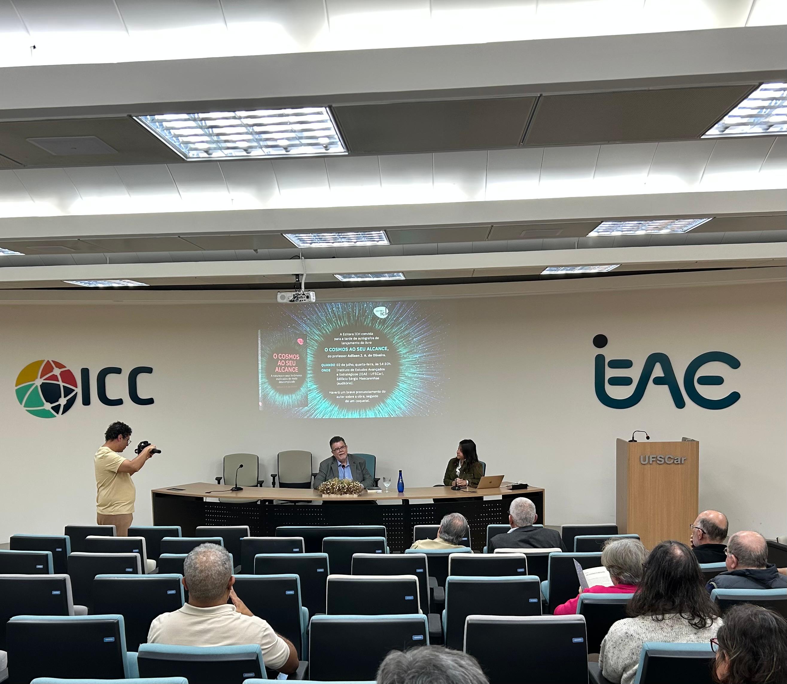 Evento de lançamento de ‘O cosmo ao seu alcance’ contou com sessão de autógrafos e bate-papo com o autor (Foto: Antonio Neto)
