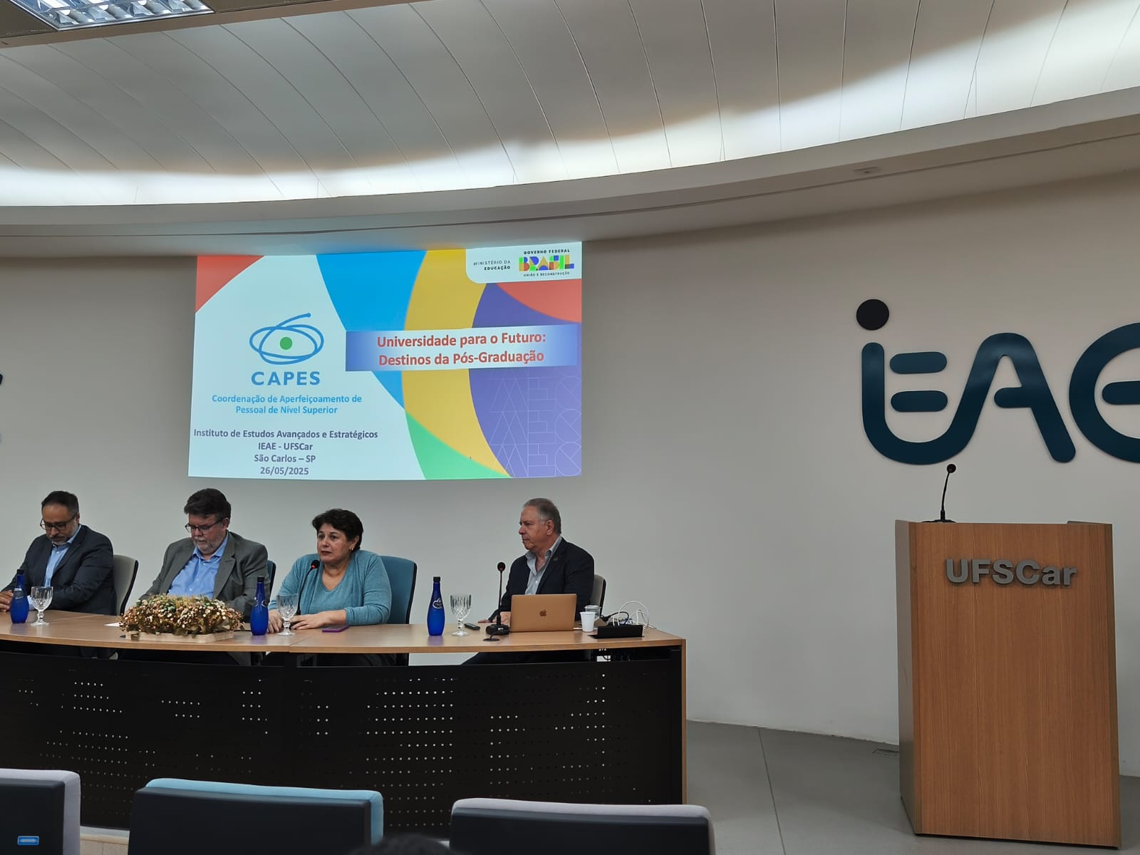 Mesa de abertura com representantes da UFSCar e Capes (Imagem: Divulgação IEAE).