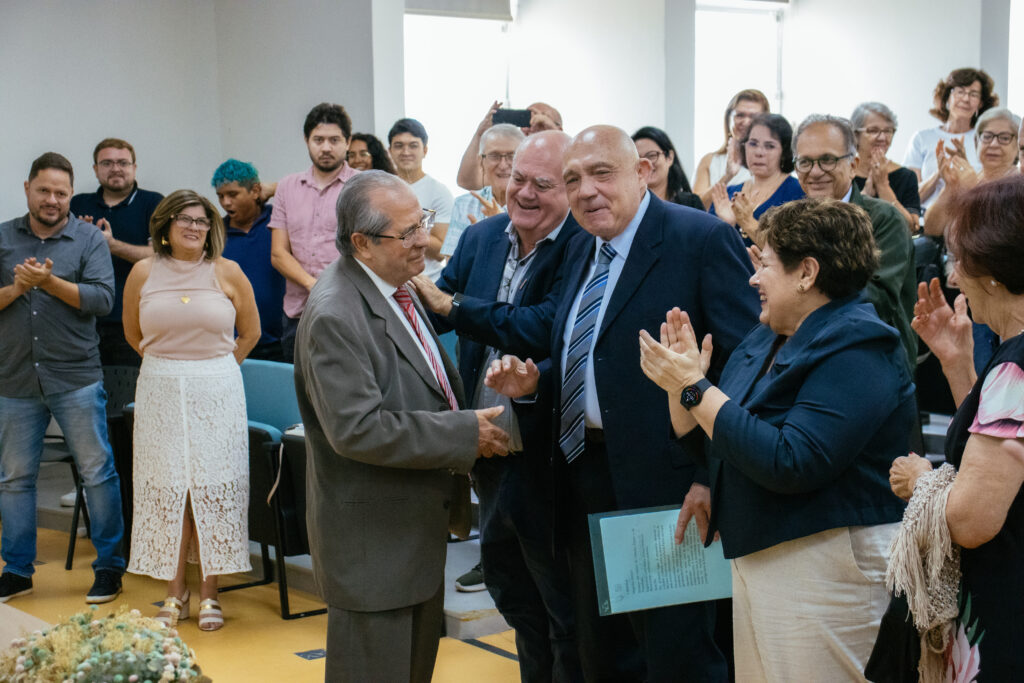 Professor Elson Longo celebra sua trajetória ao lado de parceiros e colaboradores (Foto: LAbI)